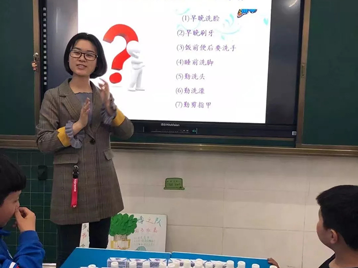 老師講得認真，學生學得仔細