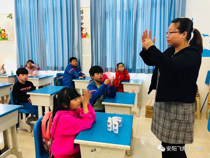 老師給孩子們示范如何正確洗手