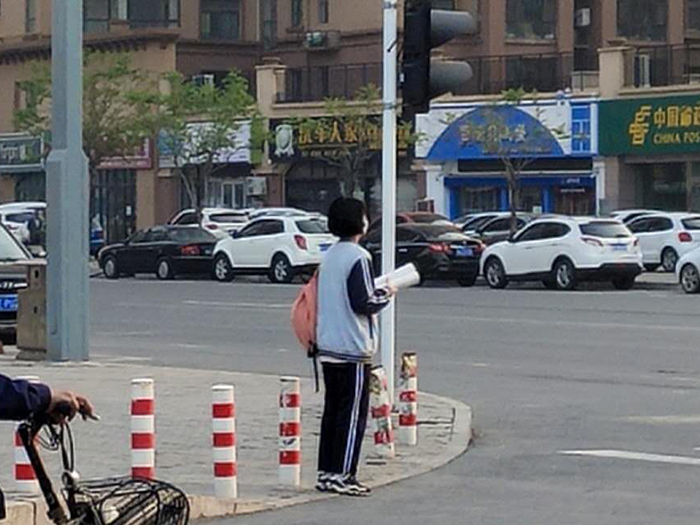 尋找等紅燈的你，請(qǐng)注意安全